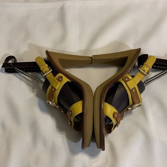 Michael Kors size 8 mustard color sandals/heels - Picture 3 of 11